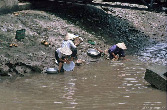 Người dân cọ đồ gia dụng bên sông Sài Gòn.